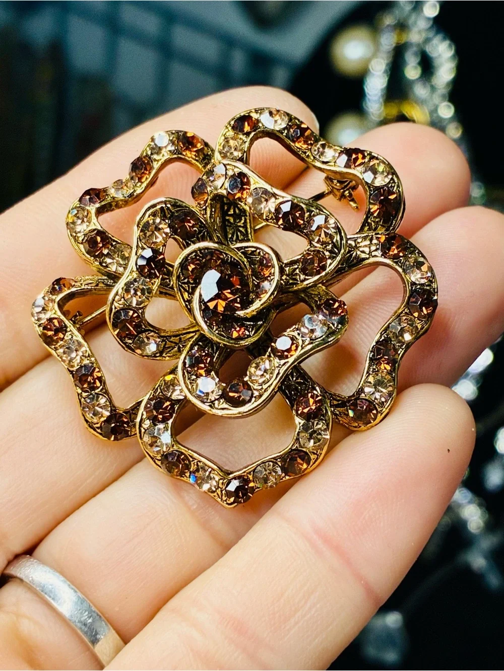 VTG Gold-Tone Mocha Mousse Brown Crystal Floral Brooch Effortless Elegant EUC